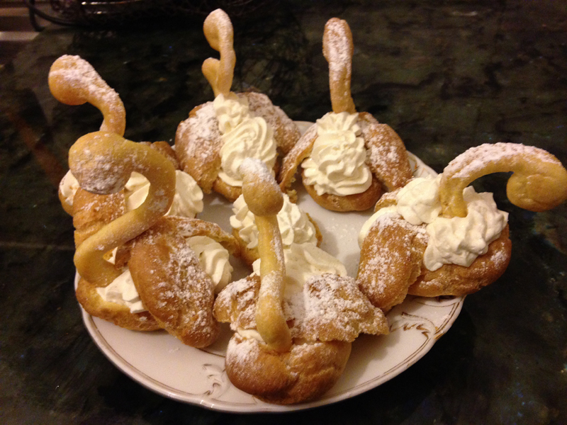 Choux Cygnes à la chantilly