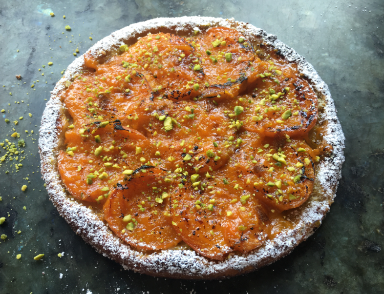 Tarte fine aux abricots & éclats pistache