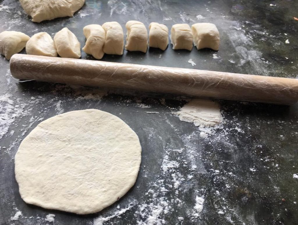 https://www.veroniqueetlachouquetterie.fr/wp-content/uploads/2023/02/gyoza-1024x774.jpg