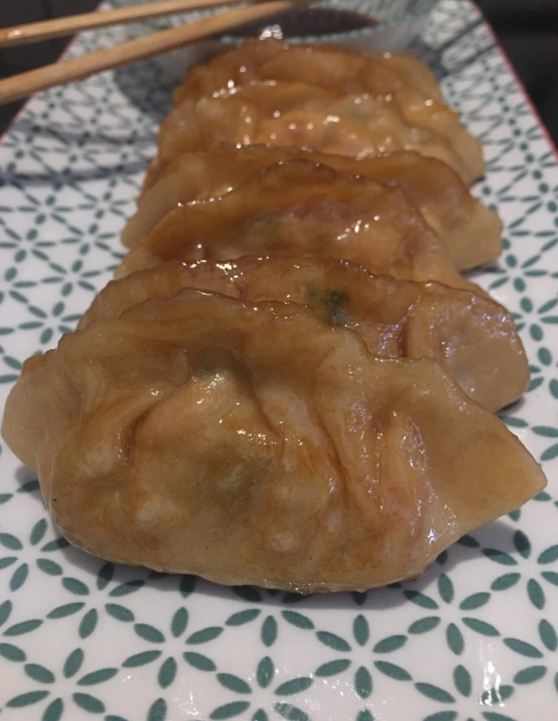 https://www.veroniqueetlachouquetterie.fr/wp-content/uploads/2023/06/gyoza01-793x1024.jpg