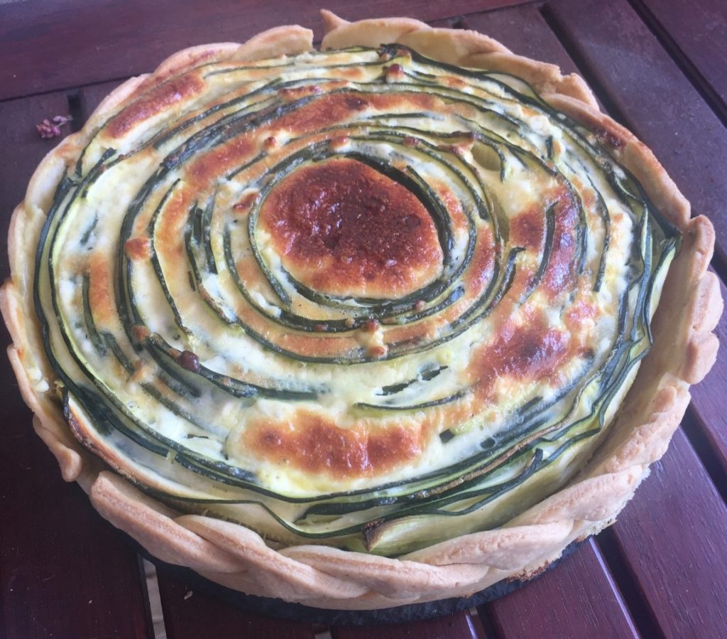 https://www.veroniqueetlachouquetterie.fr/wp-content/uploads/2023/06/tartecourgette03-1024x899.jpg