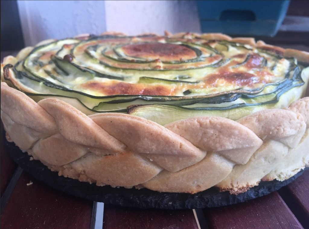 https://www.veroniqueetlachouquetterie.fr/wp-content/uploads/2023/06/tartecourgette04-1024x758.jpg