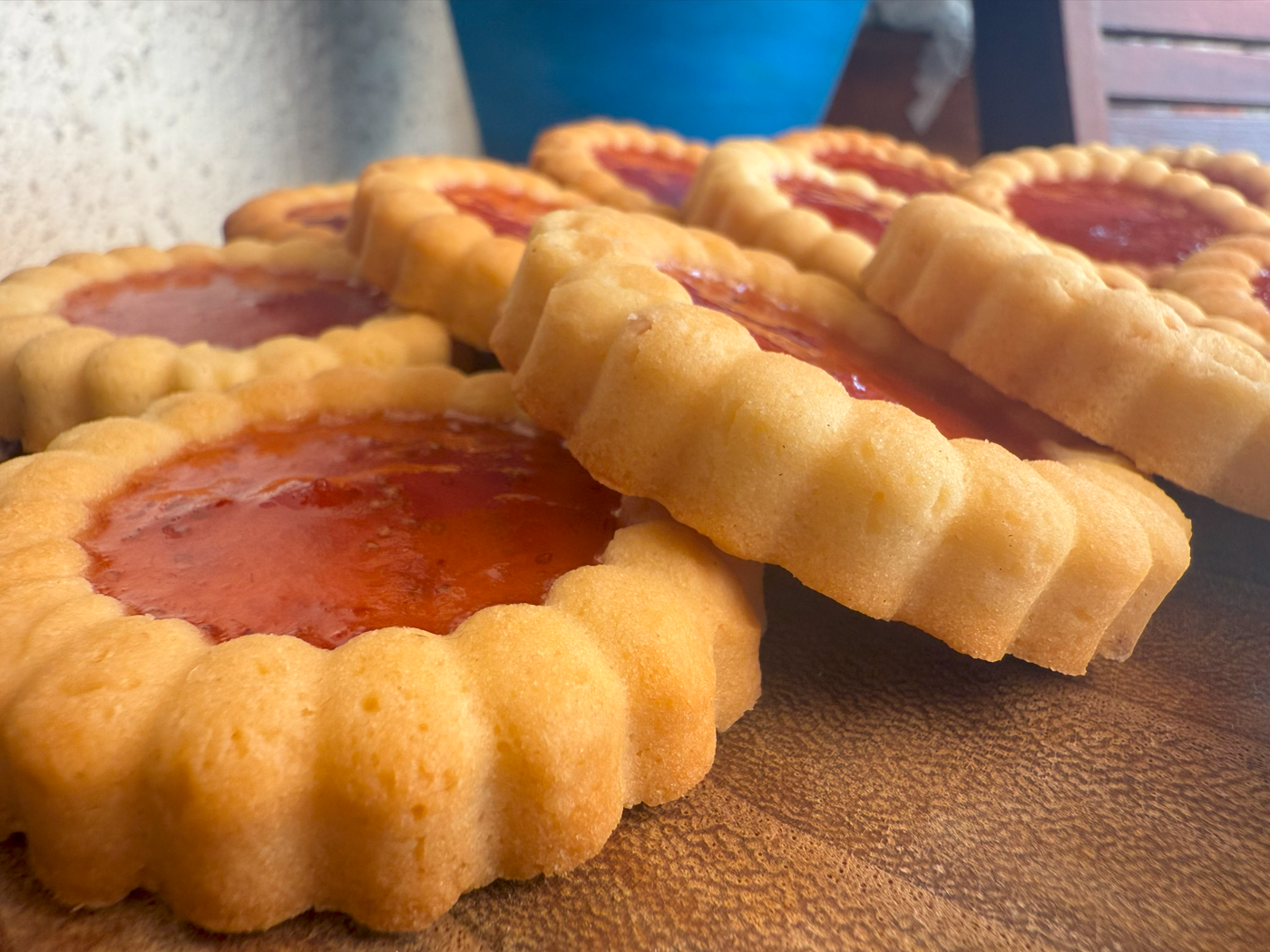 https://www.veroniqueetlachouquetterie.fr/wp-content/uploads/2025/08/TarteletteFraise01.png