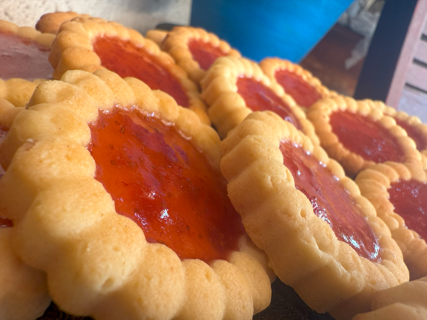 https://www.veroniqueetlachouquetterie.fr/wp-content/uploads/2025/08/TarteletteFraise03.png