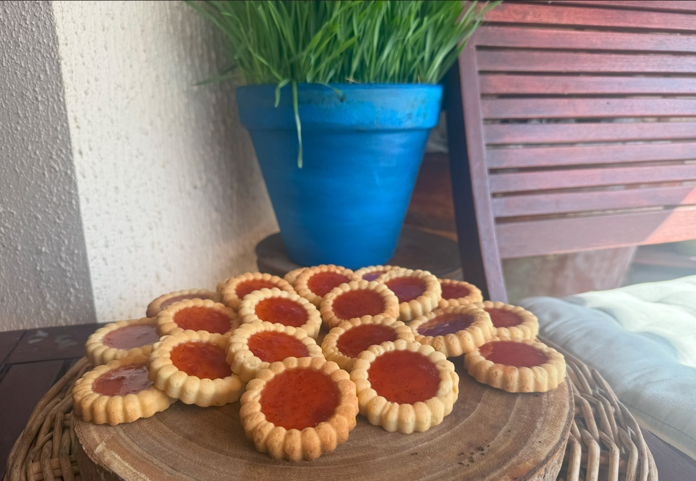 https://www.veroniqueetlachouquetterie.fr/wp-content/uploads/2025/08/TarteletteFraise04.png