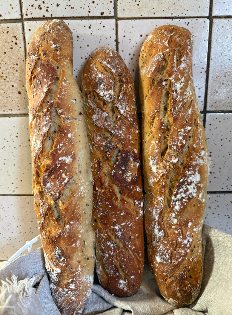 https://www.veroniqueetlachouquetterie.fr/wp-content/uploads/2026/03/BaguetteAux4graines02.png