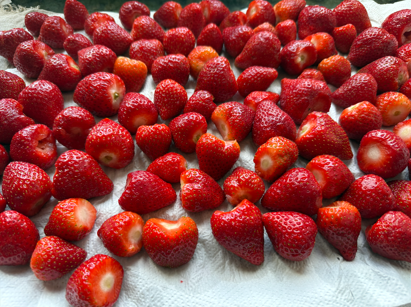 https://www.veroniqueetlachouquetterie.fr/wp-content/uploads/2026/04/ConfitureFraise01.png