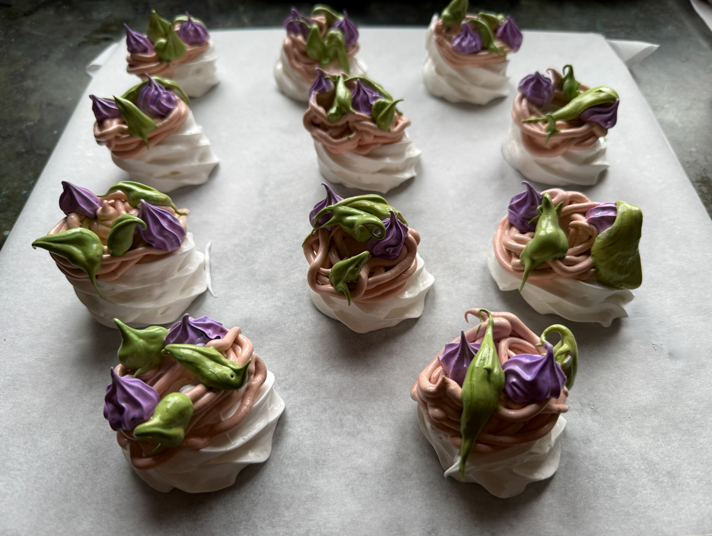 https://www.veroniqueetlachouquetterie.fr/wp-content/uploads/2026/04/meringuesnid02.png