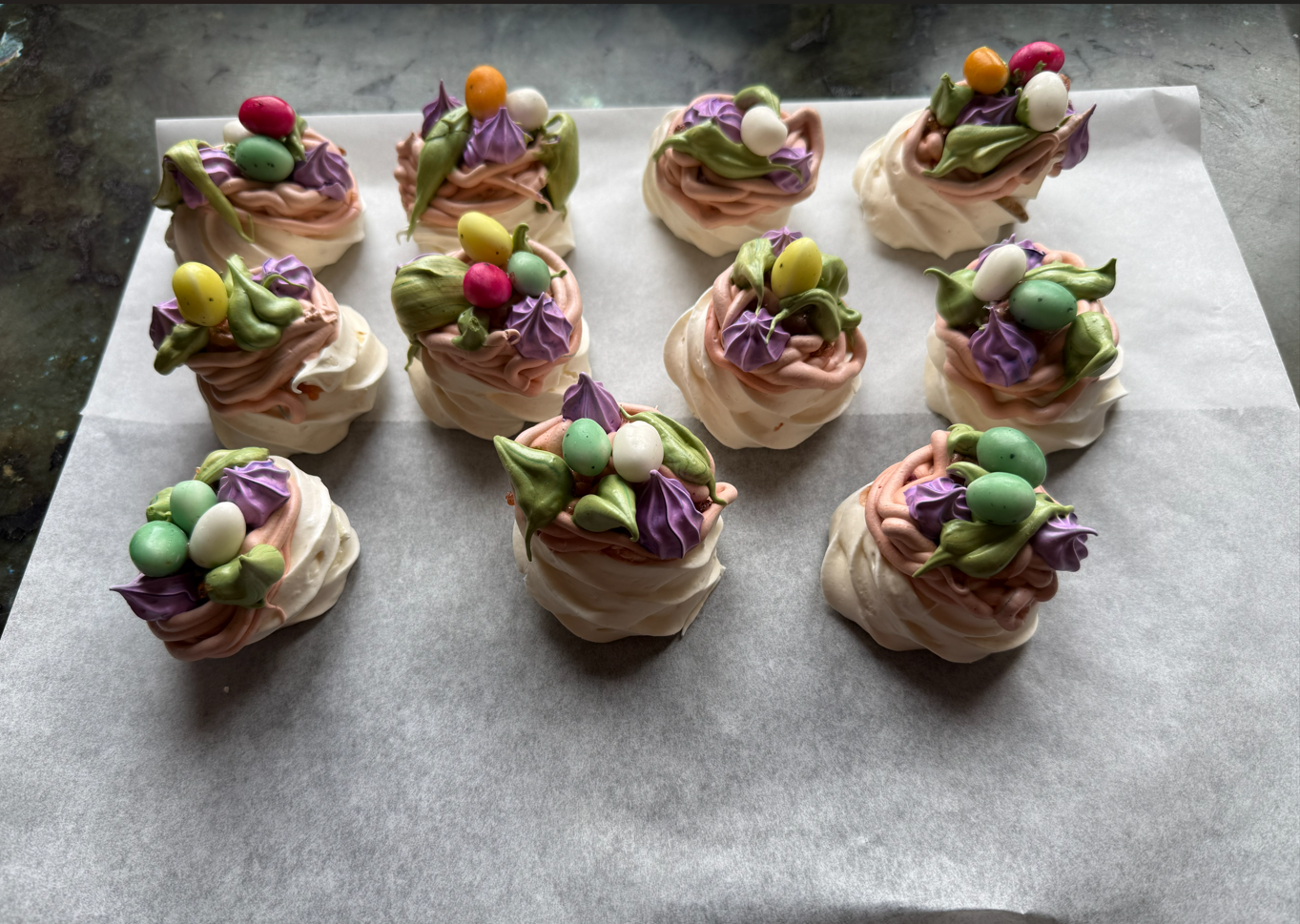https://www.veroniqueetlachouquetterie.fr/wp-content/uploads/2026/04/meringuesnid03.png