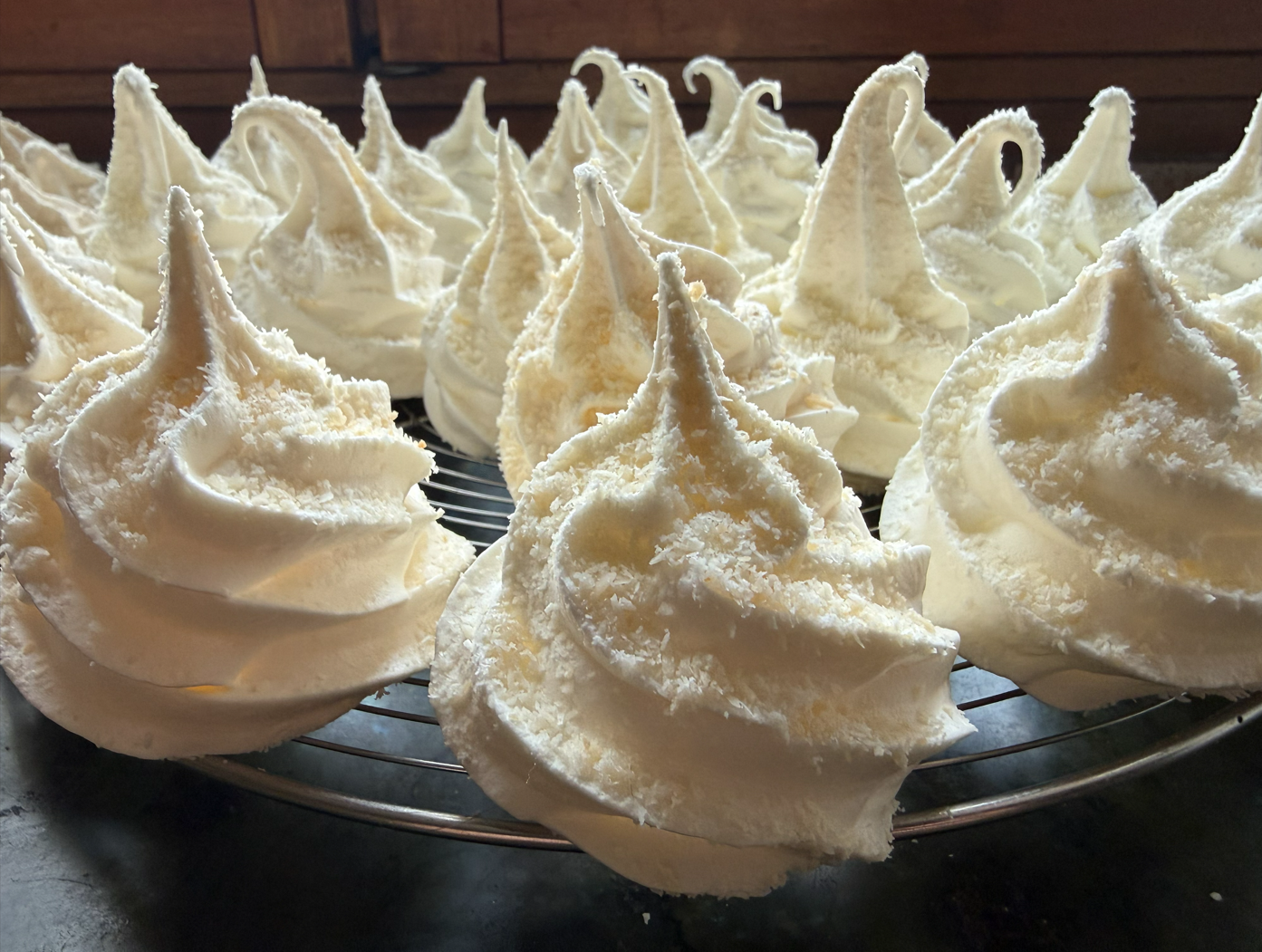https://www.veroniqueetlachouquetterie.fr/wp-content/uploads/2026/07/Meringues01.png