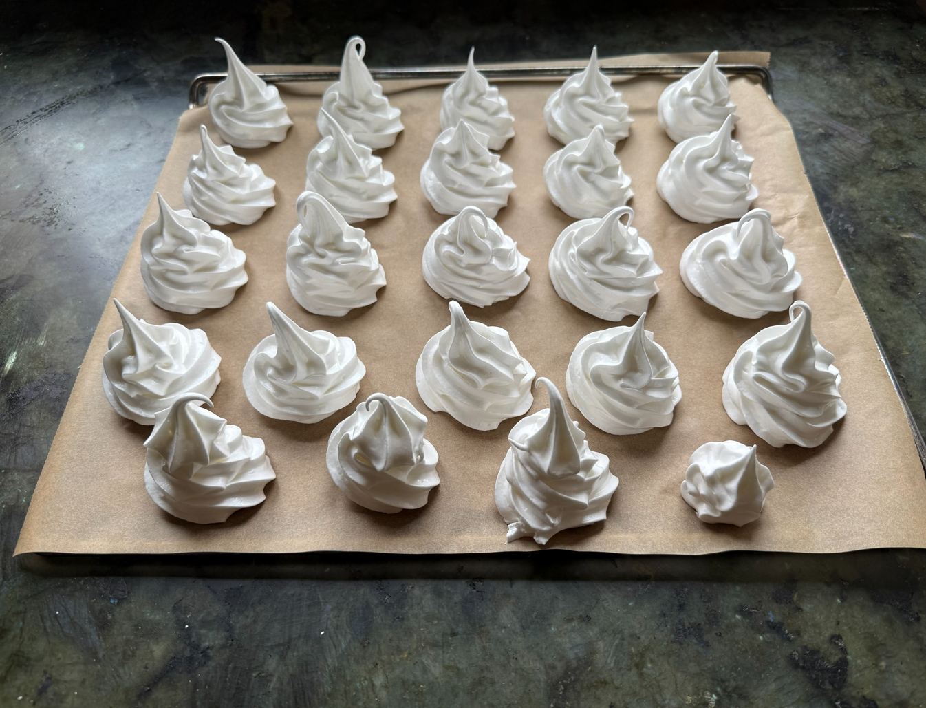 https://www.veroniqueetlachouquetterie.fr/wp-content/uploads/2026/07/Meringues02.png